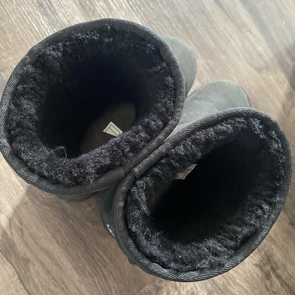 Almost brand new Uggs - Picture 2 of 7